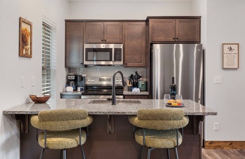 Hollister Cabin | Retreat w Arcade-Pvt Hot Tub-Free Tickets-Community In&Outdoor Pool-Near Thunder Ridge