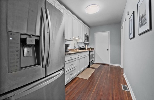 Downtown House | Retro Raleigh Downtown Flat Unit A~EV Chargers