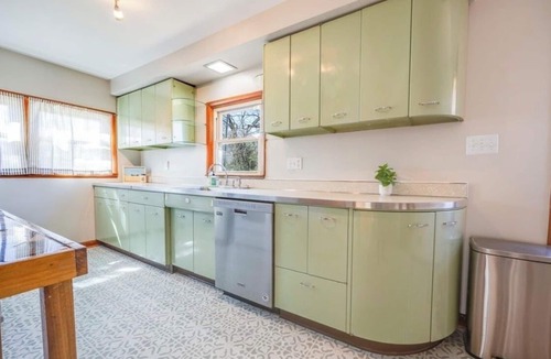 Lawrence House | RETRO RETREAT, charming 3-bedroom house with AC in welcoming Lawrence