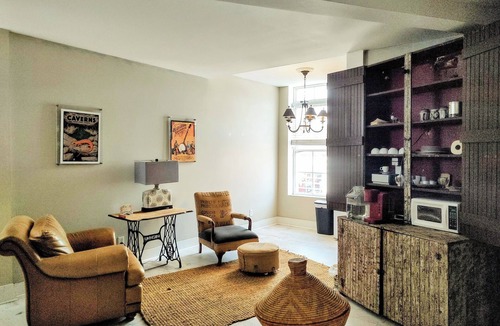 Cowan Apartment | Retro Vibe RR inn & town! 2nd floor full ensuite BR. Continental Breakfast.