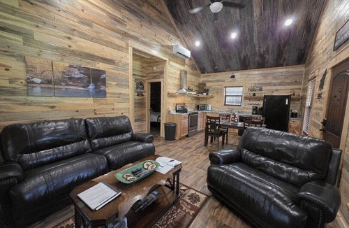 Mena Cabin | Ride your ATV 3 miles to WPG, Cozy Cabin, Slps 5