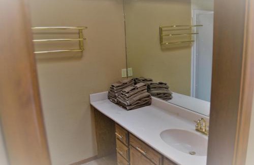 Ruidoso House | River Hideout: One Bedroom Duplex Cottage ON THE RIVER!