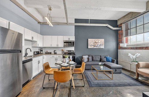 River Market Apartment | River Market Loft Stay - 2BR Stay Near Downtown KC