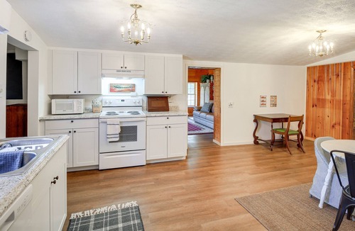 Bluff City Cabin | Riverfront Bluff City Retreat w/ Patio & Grill!