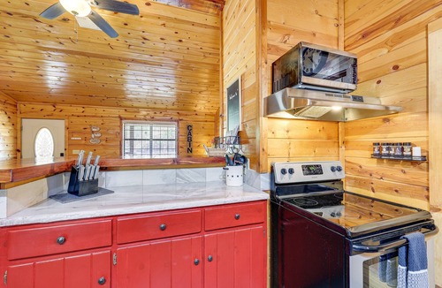 Hochatown Cabin | Riverfront Fishing Cabin | 3BR Sleeps 6 | Great Weekday Rates