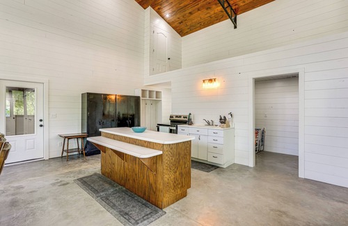 Vulcan Cabin | Riverfront Retreat w/Porch & Views in Des Arc!