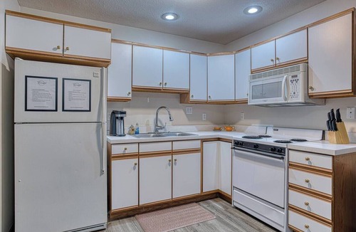 Newburgh Apartment | RiverTown Retro: 1970s Retreat | 1BR Downtown Newburgh | Walk to River & Coffee