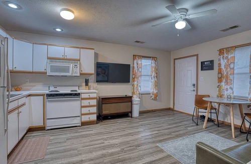 Newburgh Apartment | RiverTown Retro: 1970s Retreat | 1BR Downtown Newburgh | Walk to River & Coffee