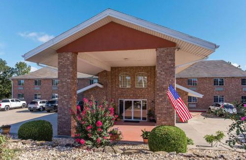 Branson Theater District Hotel | Rodeway Inn Branson, Brick House