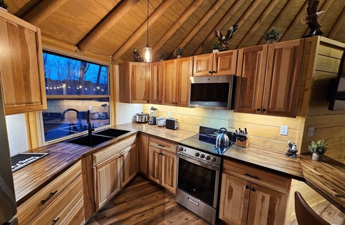Almo Cabin | Romantic Forest Yurt | Private Hot Tub + King Bed