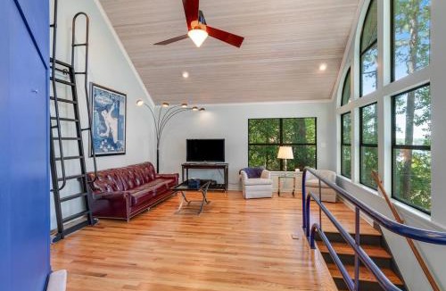 Driftwood Estates Hotel | Romantic Treehouse Loft with Shared Lake Hamilton Access