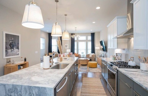 Hadley - Washington House | Rooftop City Views, Garage, Near Broadway