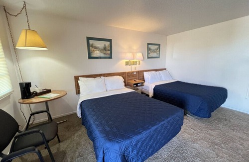 Downs Hotel | Room 112 - Double Full - Sleeps 4 - West Lake Grandvue Inn