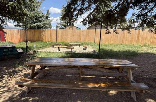 Eagle Nest Cabin | Room 3: Boutique Motel by Lake 15 Minutes to Red River/Angel Fire