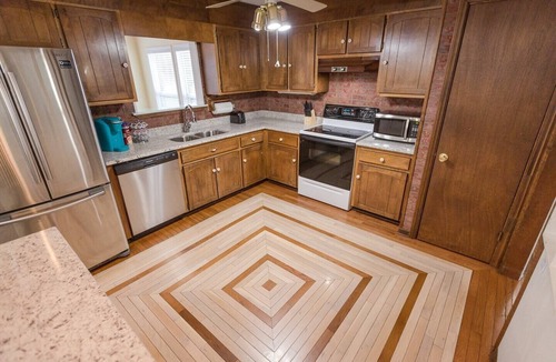 Cleveland House | ROOMY!, pet friendly, fenced backyard.