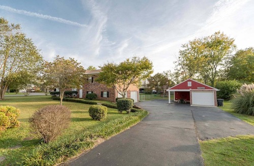 Cleveland House | ROOMY!, pet friendly, fenced backyard.