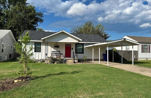 Broken Arrow House | Rose District Charming 3-bedroom house in Broken Arrow with fast wifi