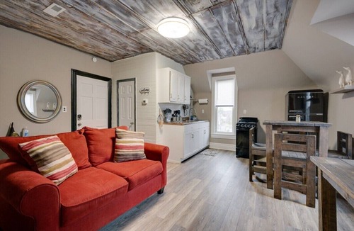 Clarksville Condo | Ross & Ashley's Retreat (117 Marion St, #4)