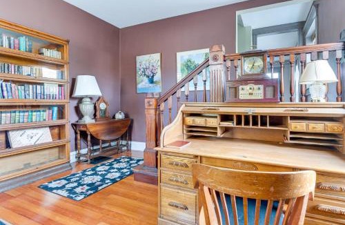 Virden House | Route 66 Historic Library Home: Pet-Friendly!