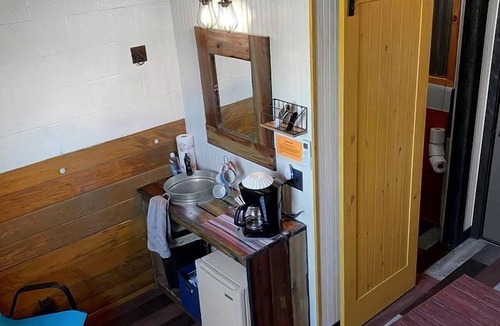 Lebanon Cabin | Rustic Farmhouse Stay with Country Breakfast & Private Bath near Old Hickory Lake – Gallatin, Tennessee