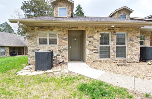 Branson Condo | Rustic Retreat 3Bed/3Ba Walk In Quiet Close to Lake TaneyComo & The Landing
