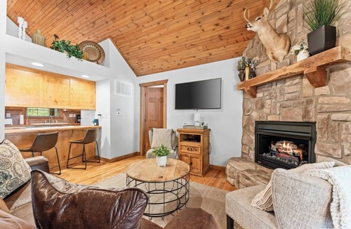 Branson West Cabin | Rustic Stonebridge Cabin, near Silver Dollar City Pools>Golf>Lake>Nature