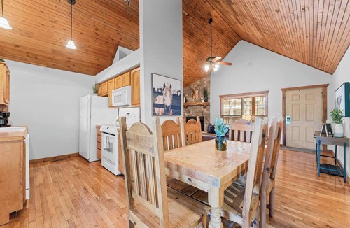 Branson West Cabin | Rustic Stonebridge Cabin, near Silver Dollar City Pools>Golf>Lake>Nature