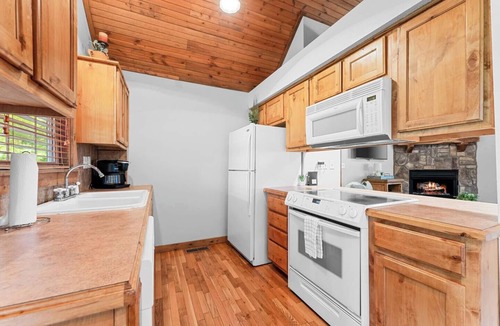 Branson West Cabin | Rustic Stonebridge Cabin, near Silver Dollar City Pools>Golf>Lake>Nature