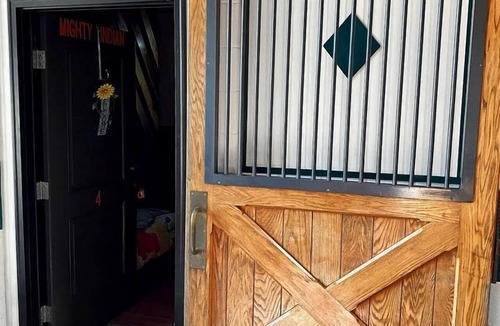 Lebanon Cabin | Rustic Tennessee Bed & Breakfast – Country Barn Breakfast & Private Bath Near Wildlife Preserves