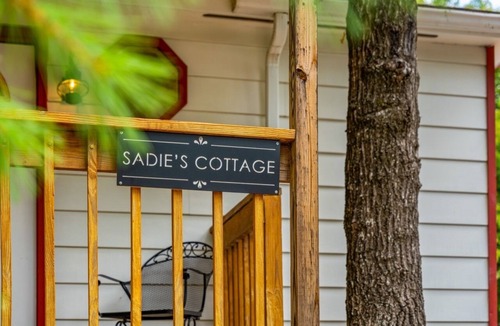Branson Cottage | SADIE'S COTTAGE - Private Hot Tub and Fire Pit
