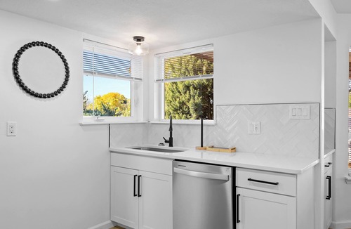 Northeast Heights House | Sandia Escape - Modern Luxury Family Retreat 4bedroom in ABQ