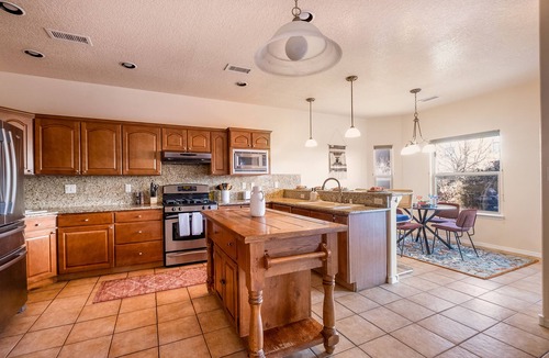 Nor Este House | Sandia Retreat: 6Br - 15min to airport - Games