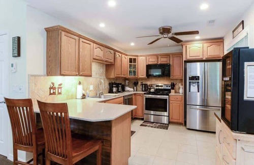 Ridgedale Apartment | Scenic Cove Lakefront Lodge – Spacious 4BR Retreat with Huge Deck, Hot Tub & Easy Access to Branson Fun!