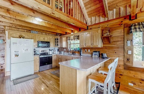 New Tazewell Cabin | Scenic Norris Lakefront Cabin Escape・Games・Hot Tub