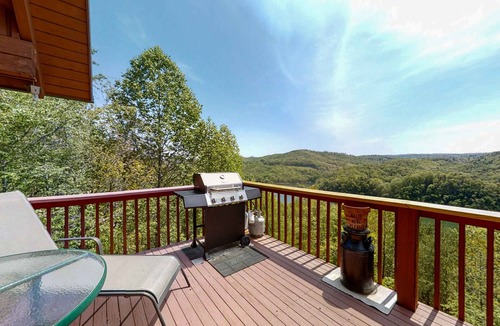 New Tazewell Cabin | Scenic Norris Lakefront Cabin Escape・Games・Hot Tub