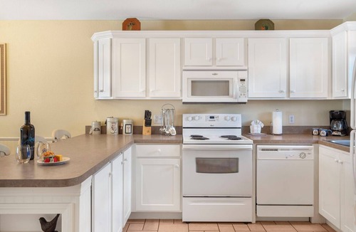 Kimberling City Condo | Screened In Porch-Expansive Condo-Outdoor Pool-Table Rock Lake Access-Free Attraction Tickets