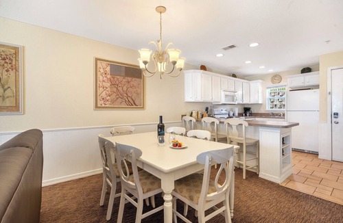 Kimberling City Condo | Screened In Porch-Expansive Condo-Outdoor Pool-Table Rock Lake Access-Free Attraction Tickets