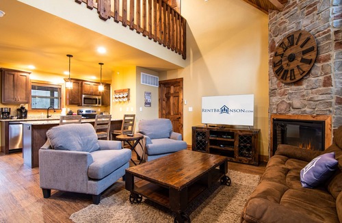 Reeds Spring Cabin | Screened-In Porch-Close to Shopping & Entertainment-Golf Course OnSite!