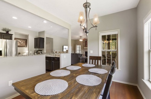 Branson West Condo | Screened-In Porch-Close to Silver Dollar City w Free Tickets-Renovated-Life Size Games-Cmty Pools!