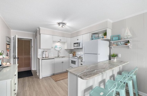 Morehead City Condo | Sea Spray: Remodeled Condo Pool Steps to Beach, Clean & Cozy Family Getaway