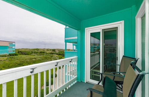 Morehead City Condo | Sea Spray: Remodeled Condo Pool Steps to Beach, Clean & Cozy Family Getaway