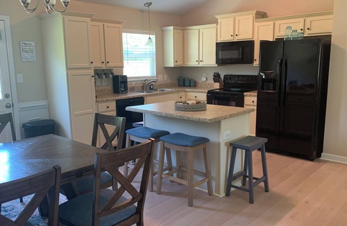Hubert House | Sea You Soon- 1 mile to Camp Lejeune! Monthly rental- fully furnished!