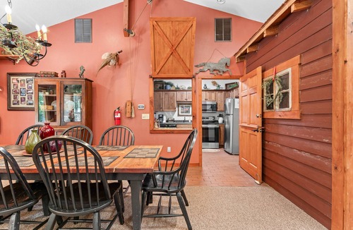 Blue Eye House | Secluded All-One-Level Carriage House-Pool Table-Hot Tub-Dog Friendly - Car Charger