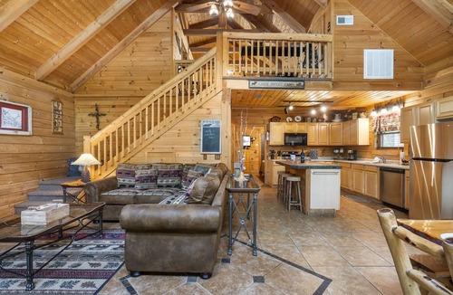 Ridgedale Cabin | Secluded Cabin, HotTub, View, Loft, Games, Near Big Cedar Trophy Buck, Dog Friendly, Car Charger
