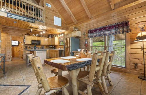 Ridgedale Cabin | Secluded Cabin, HotTub, View, Loft, Games, Near Big Cedar Trophy Buck, Dog Friendly, Car Charger