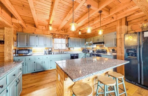 Sylva House | Secluded cabin with mountain views, fire pit & billiards