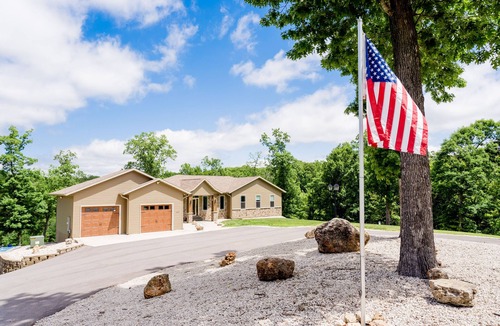 Lake Ozark House | Secluded Family Resort Sleeps 25 people! Handicap accessible! Private Beach!