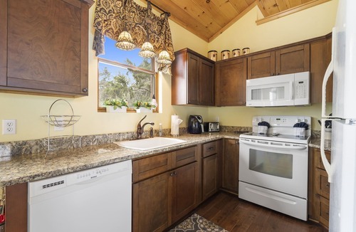 Blue Eye House | Secluded Home- Mountain Estate with Stunning Lake Views & Cleared Trail to water!