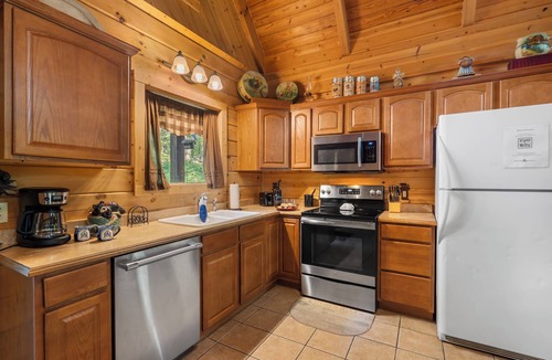 Branson Cedars Cabin | Secluded, HotTub, Jet bathtubs, Woods, Near Big Cedar & Shows-Firepit -CarCharger