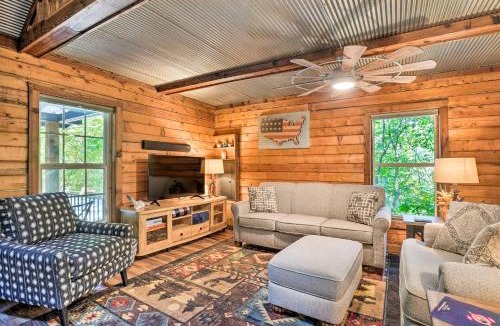 Kimberling City House | Secluded Table Rock LakeandBranson Cabin with Hot Tub!